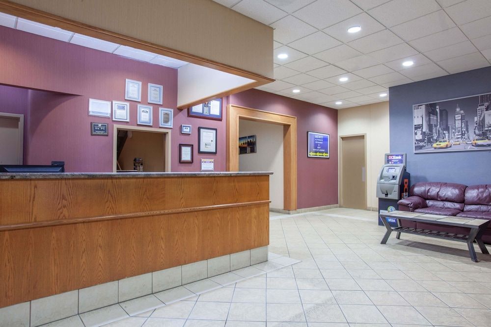 Howard Johnson by Wyndham Winnipeg West 2