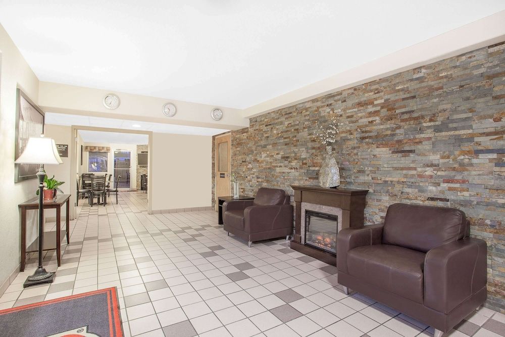 Super 8 by Wyndham Cranbrook 2