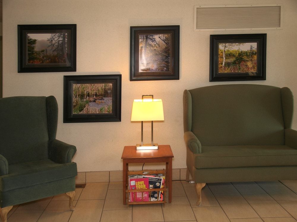 Super 8 by Wyndham Dauphin 3