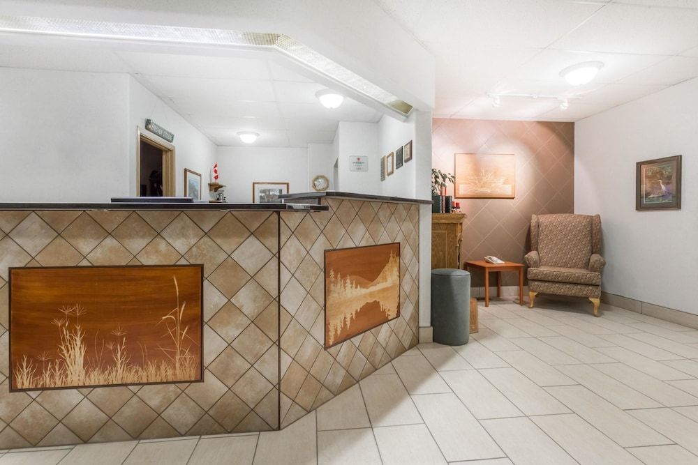 Super 8 by Wyndham Dauphin 2