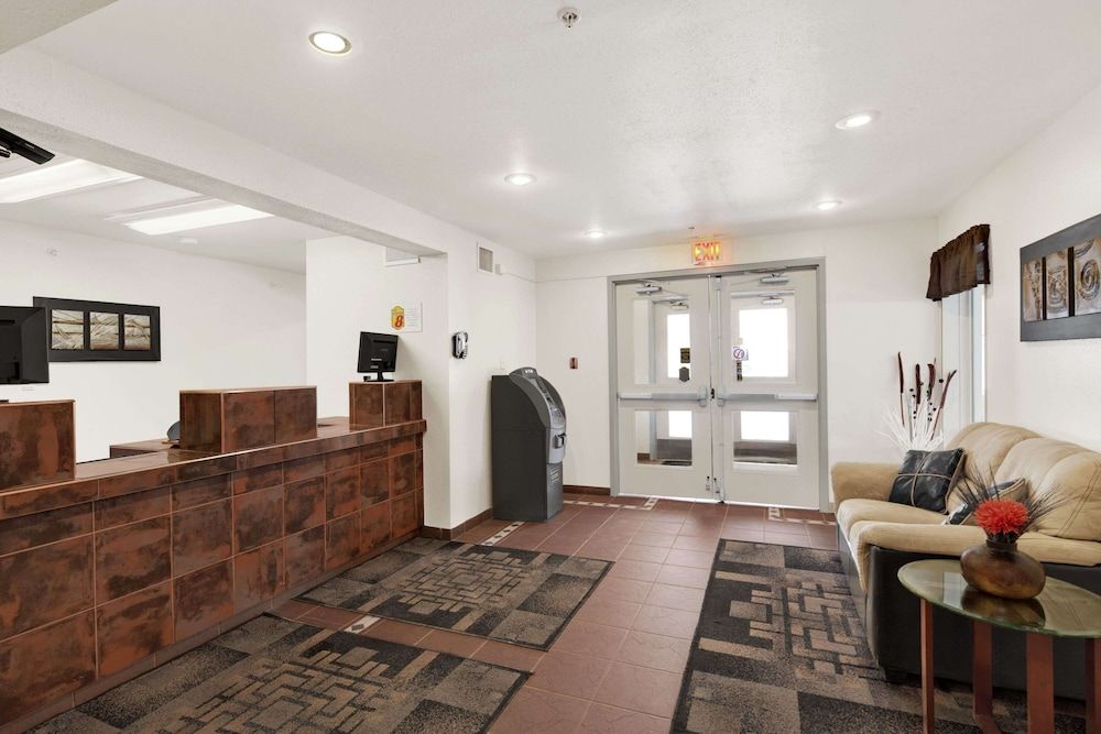 Super 8 by Wyndham Swift Current 2