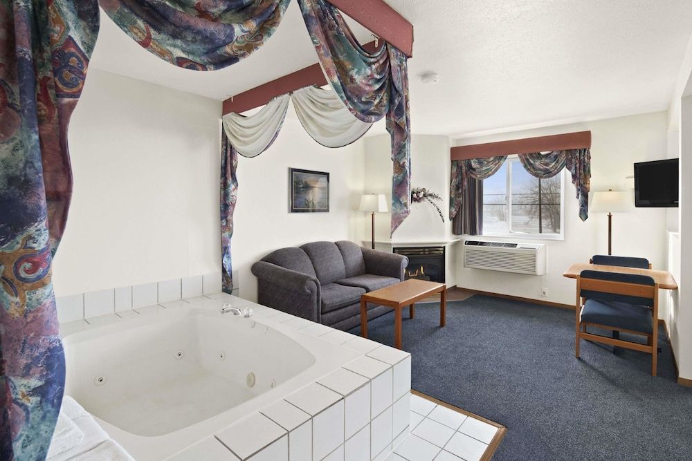 Super 8 by Wyndham Swift Current 3