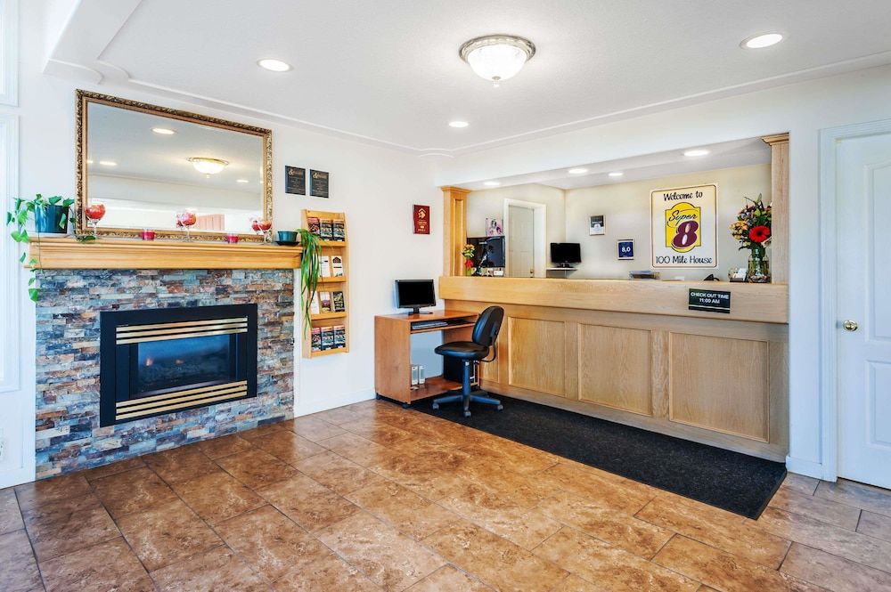 Super 8 by Wyndham 100 Mile House 2