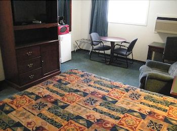 Super 8 by Wyndham 100 Mile House 3