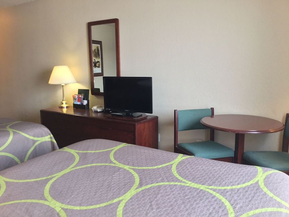 Super 8 by Wyndham Portage La Prairie MB 3