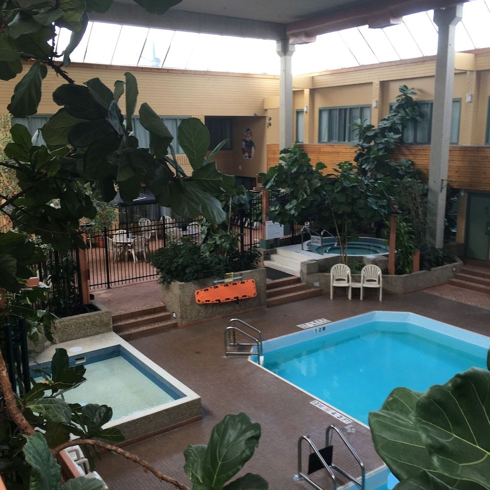 Travelodge by Wyndham Winnipeg East 1