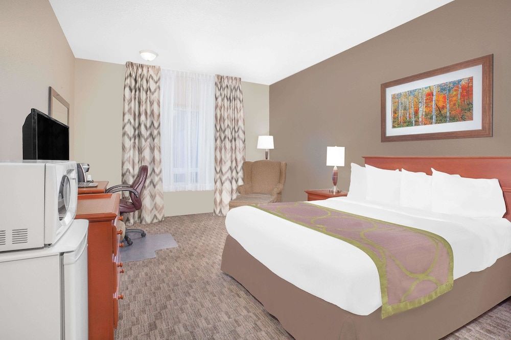 Super 8 by Wyndham Athabasca AB 3