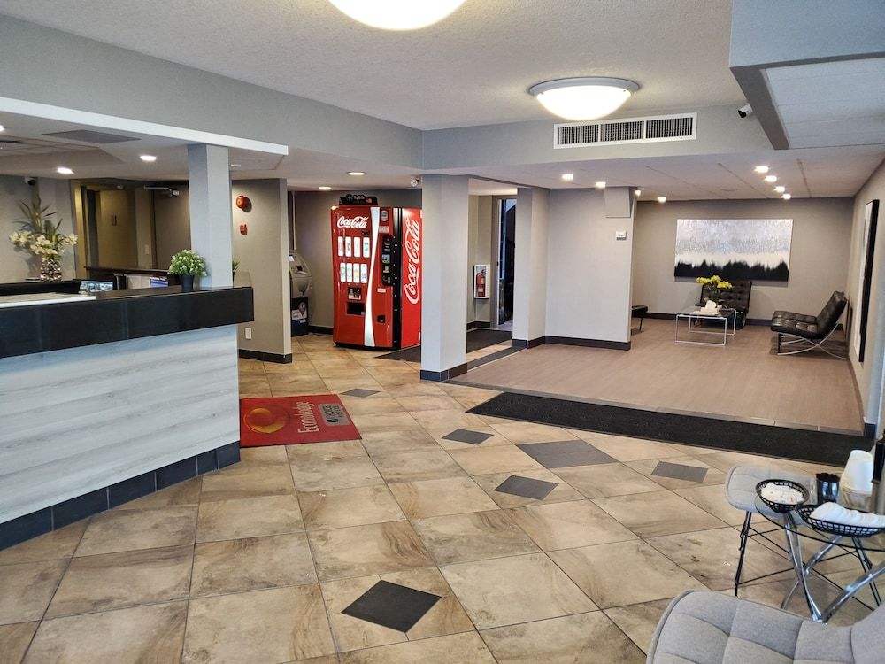 Econo Lodge South 3
