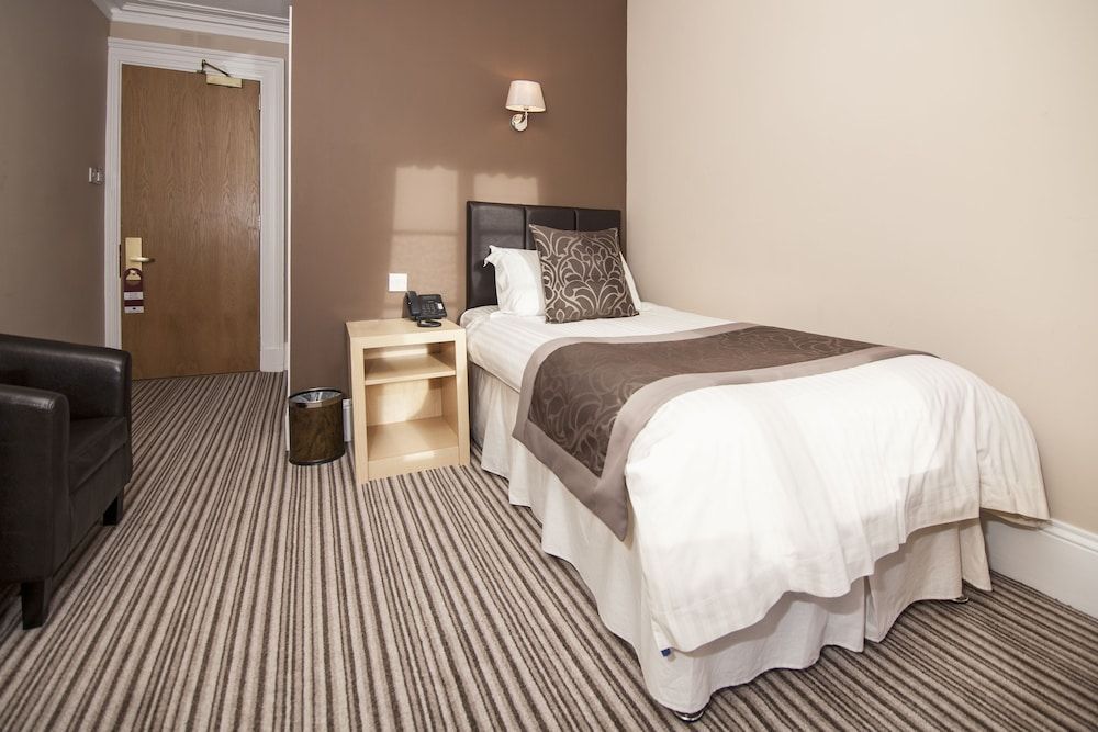 Burnett Arms Hotel 2