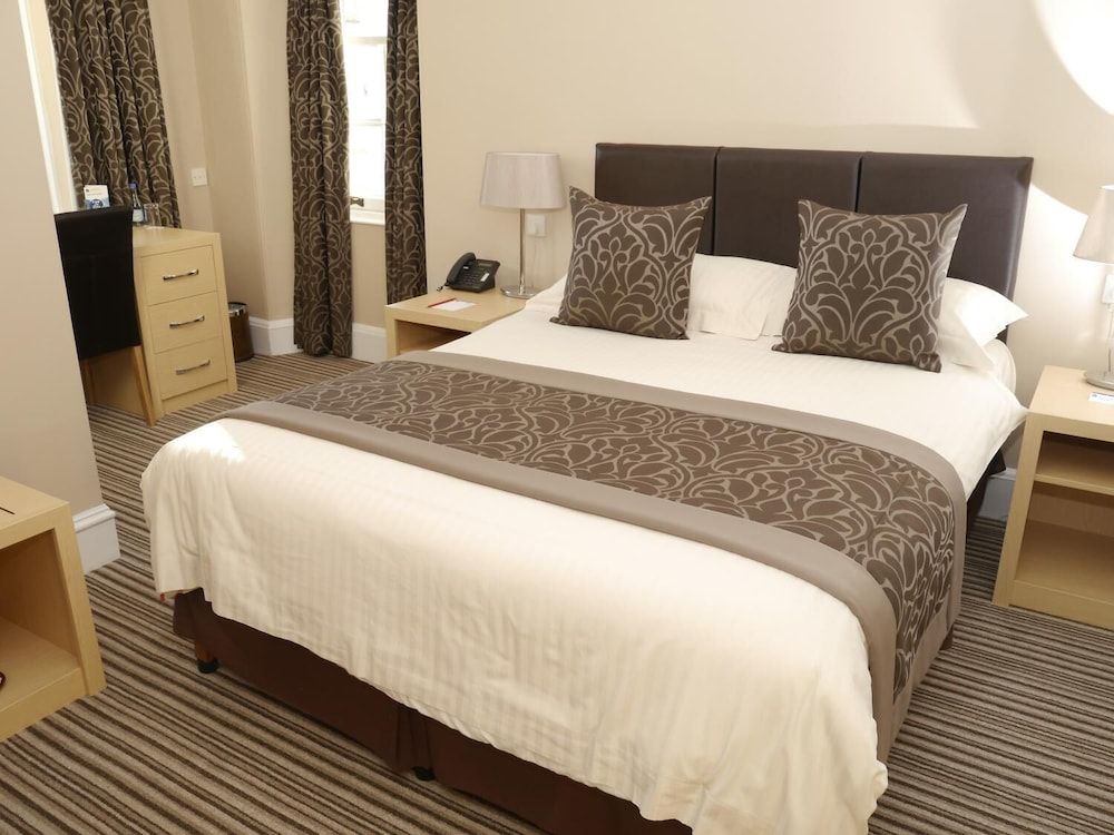 Burnett Arms Hotel 3