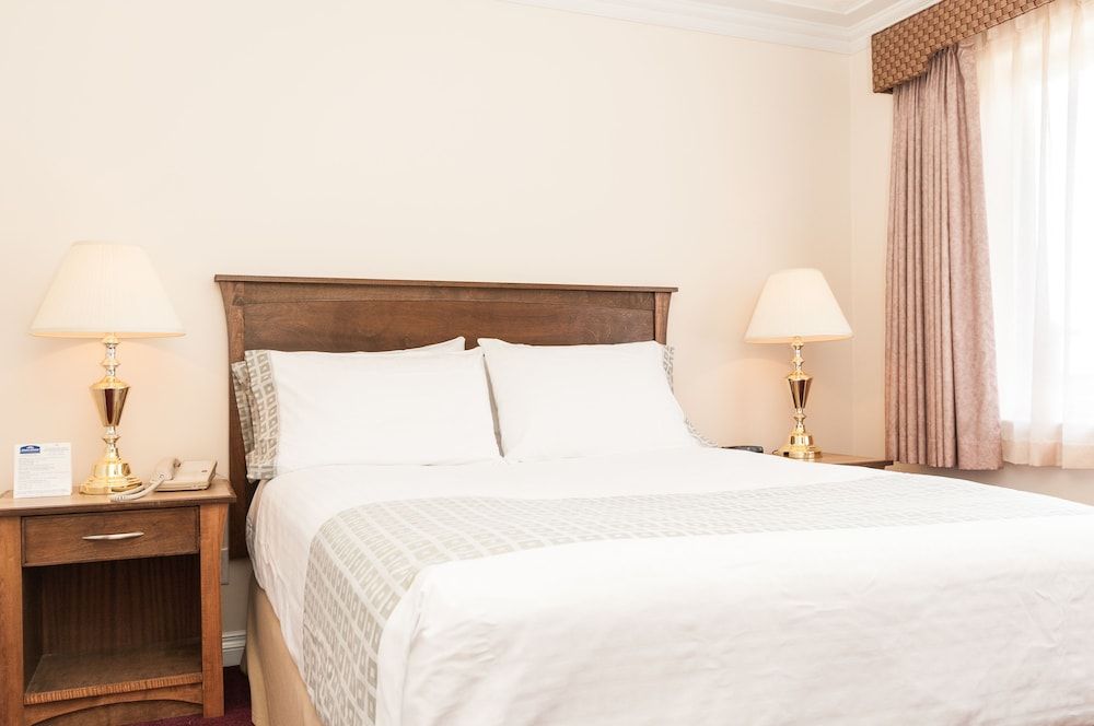 Howard Johnson Hotel & Suites by Wyndham Victoria Elk Lake 3