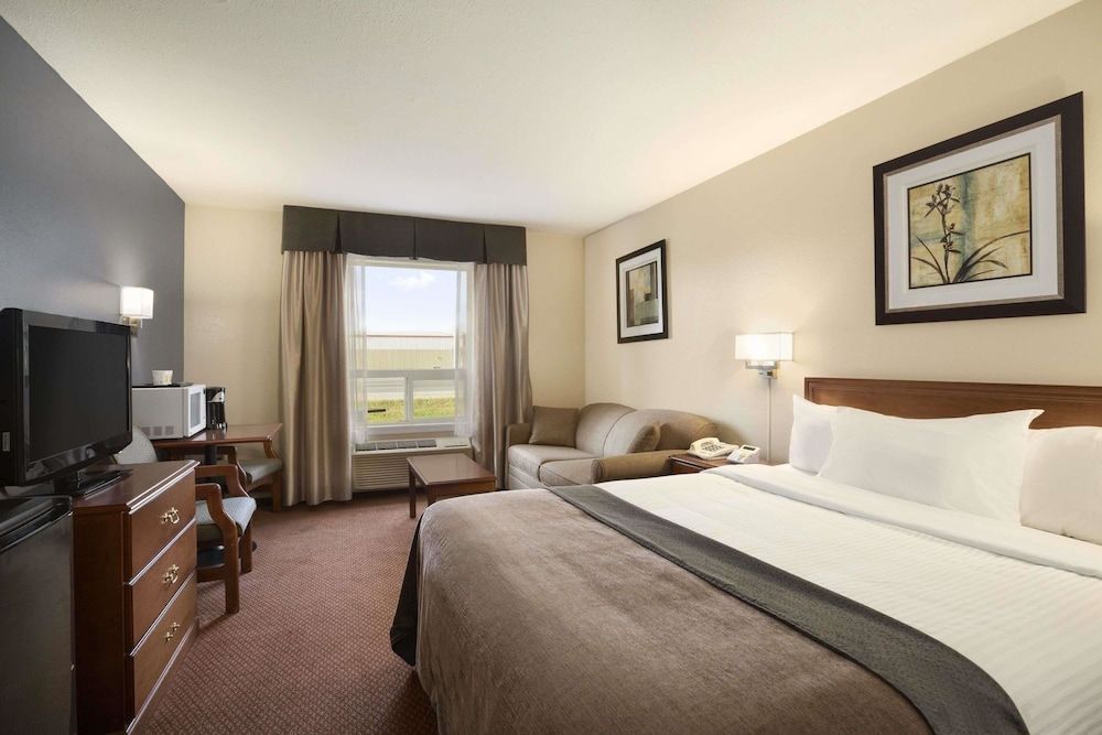 Super 8 by Wyndham Whitecourt 3