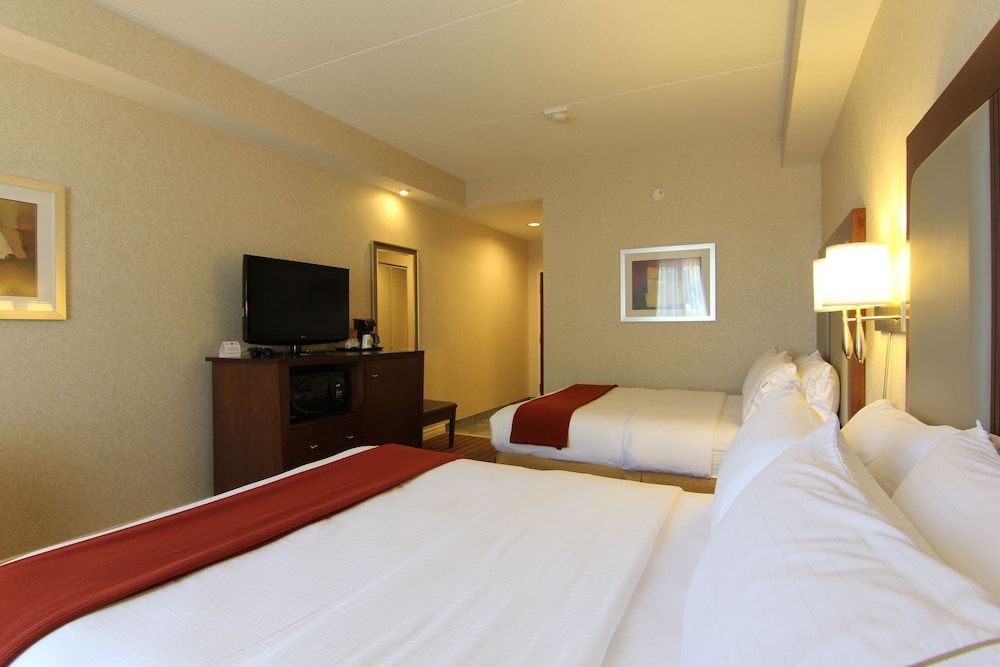 Holiday Inn Express Whitby 3