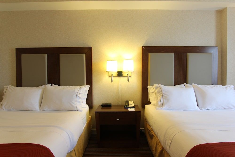 Holiday Inn Express Whitby 2