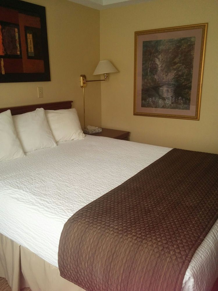 Days Inn by Wyndham Wallaceburg 3