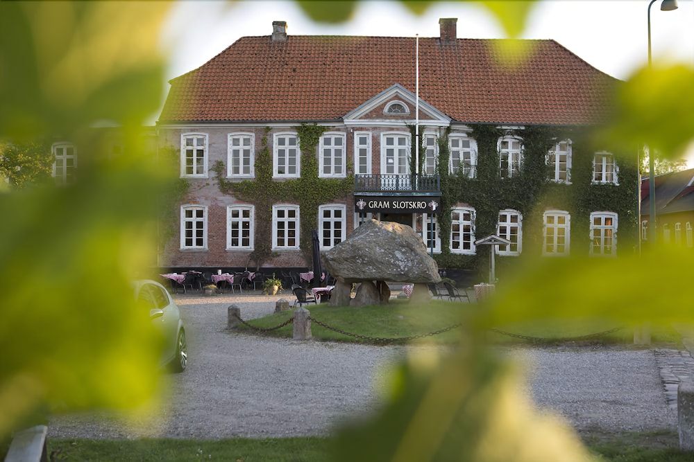 Gram Slotskro 1