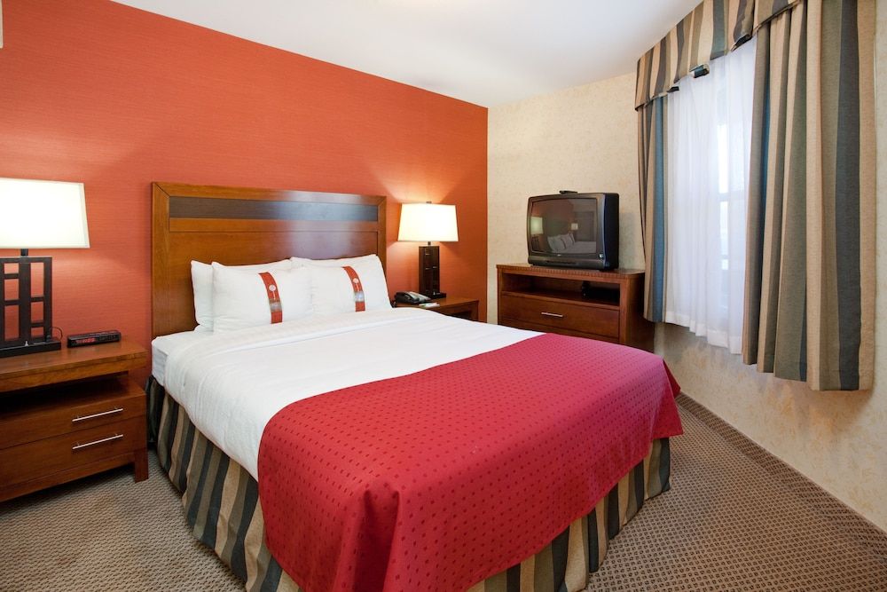 Holiday Inn Hotel & Suites Osoyoos 2