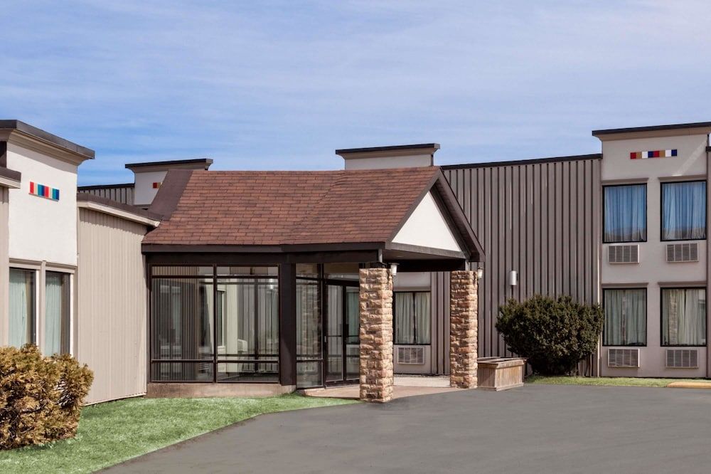 Howard Johnson Hotel & Suites by Wyndham Miramichi