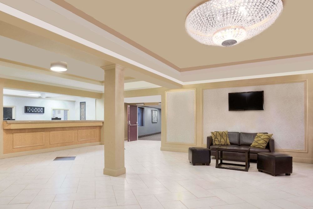 Howard Johnson Hotel & Suites by Wyndham Miramichi 2