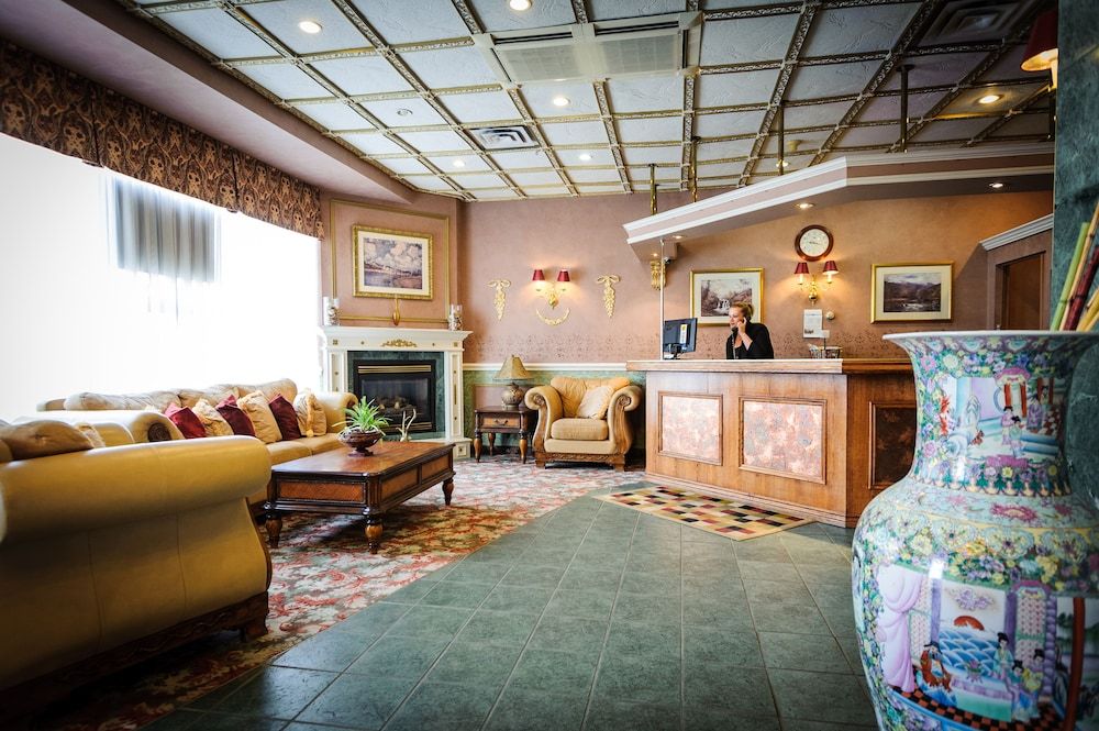 Peterborough Inn & Suites Hotel 3