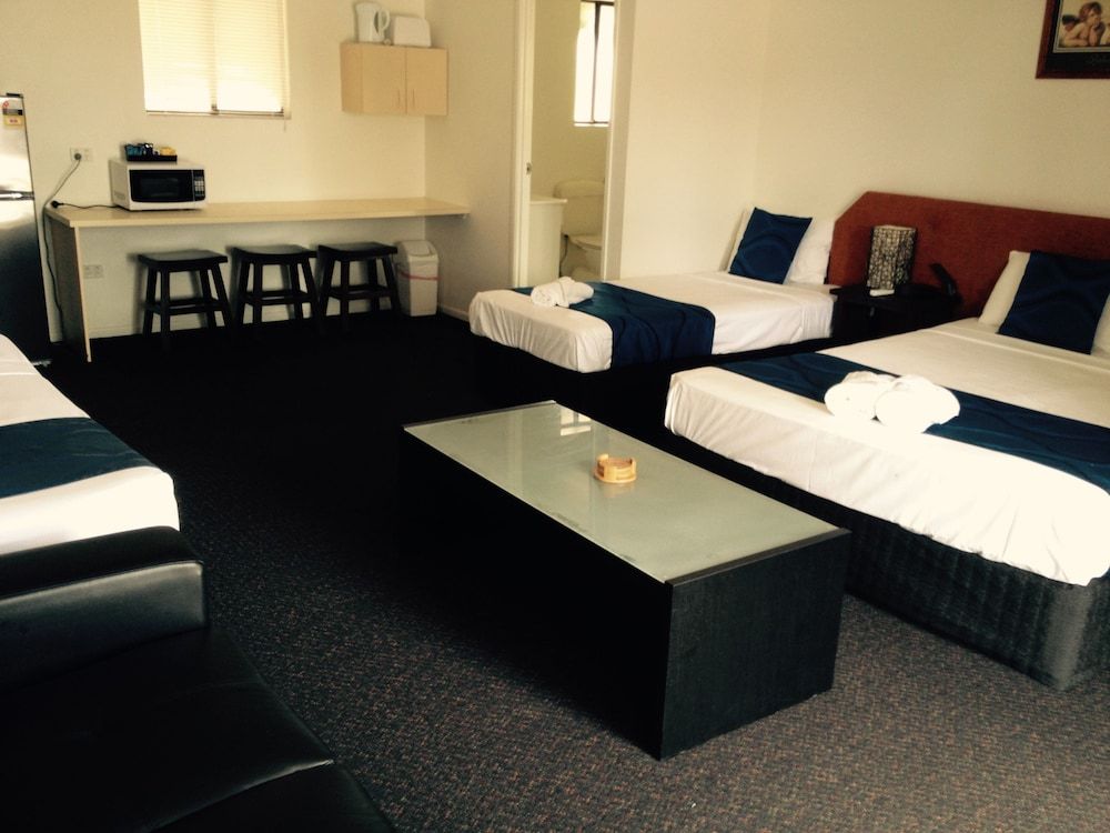 Logan City Motor Inn 3