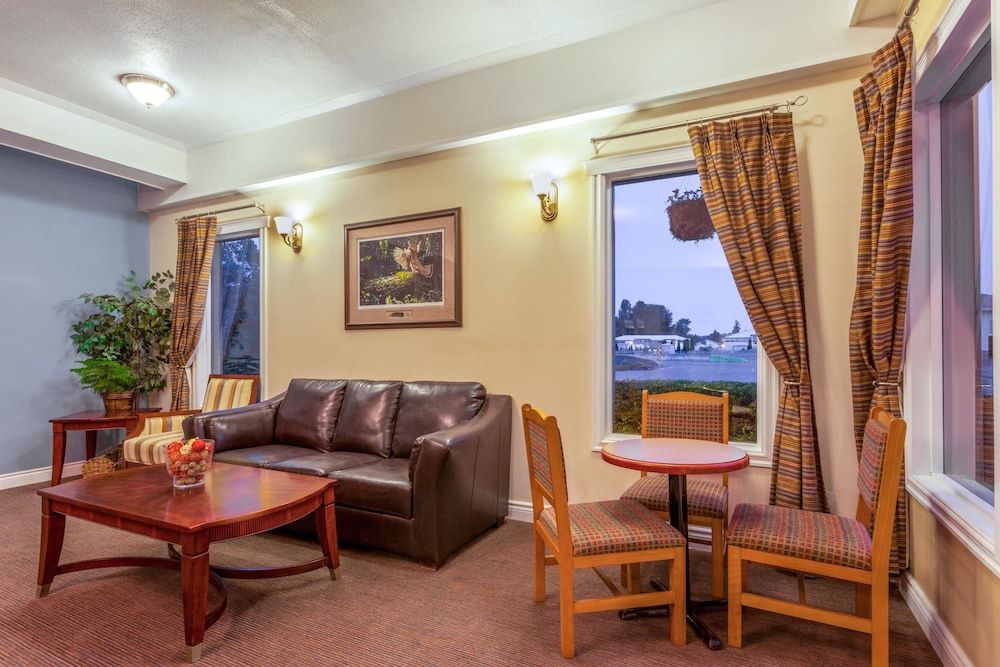 Super 8 by Wyndham Duncan 2