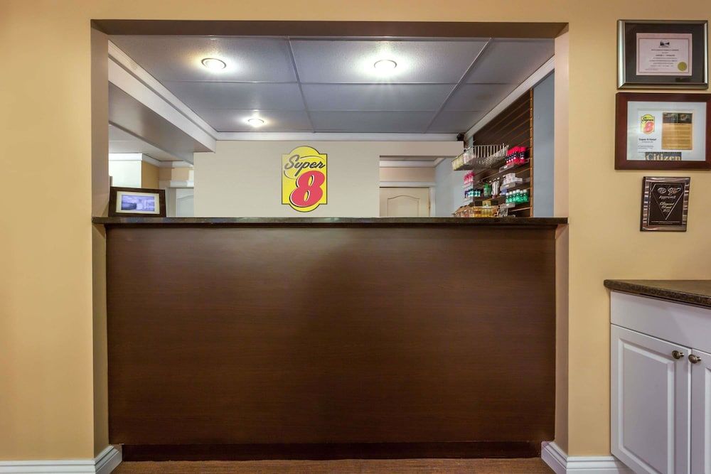 Super 8 by Wyndham Duncan 3