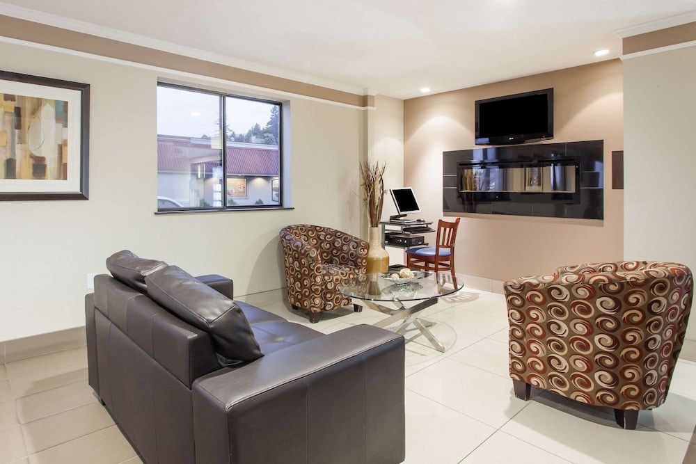 Super 8 by Wyndham Kamloops On The Hill 3