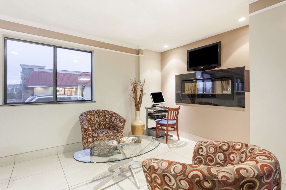 Super 8 by Wyndham Kamloops On The Hill 2