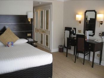 The Hog's Back Hotel & Spa Farnham 2