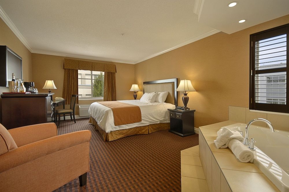 Ramada by Wyndham Surrey/Langley 3