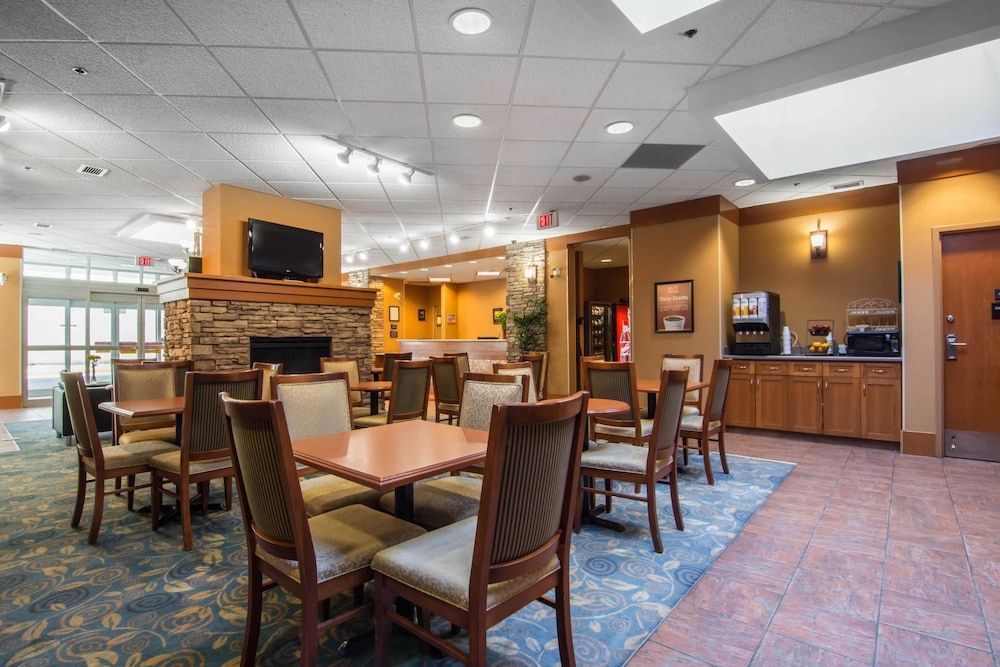 Econo Lodge Inn & Suites University 2