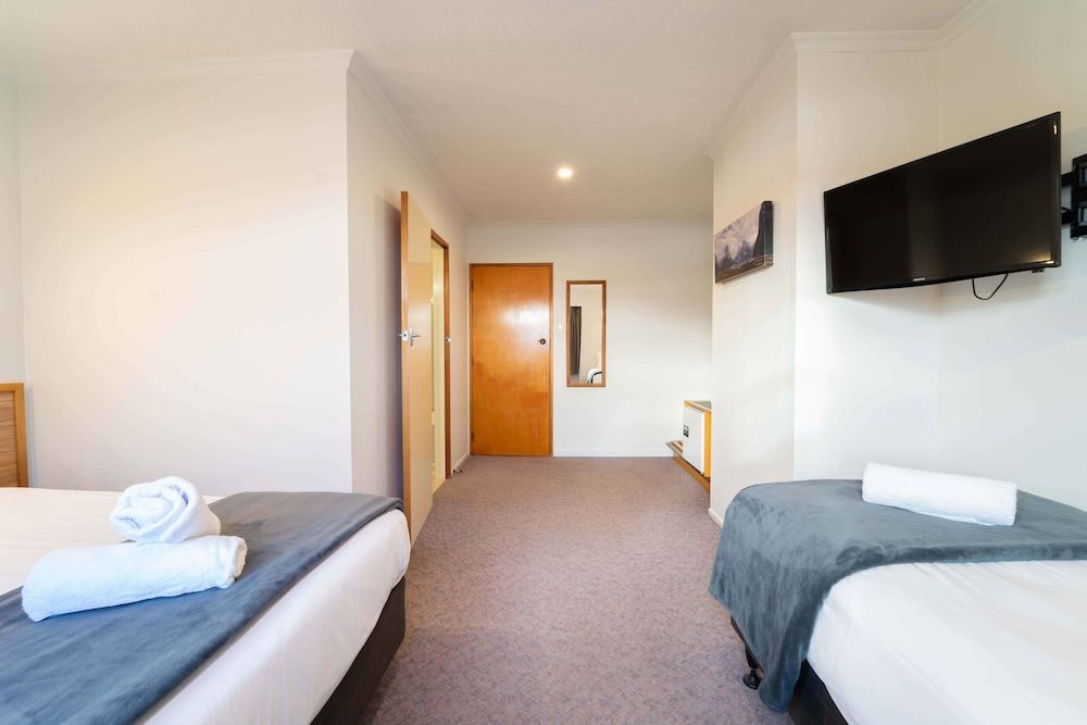 Fiordland National Park Lodge 3