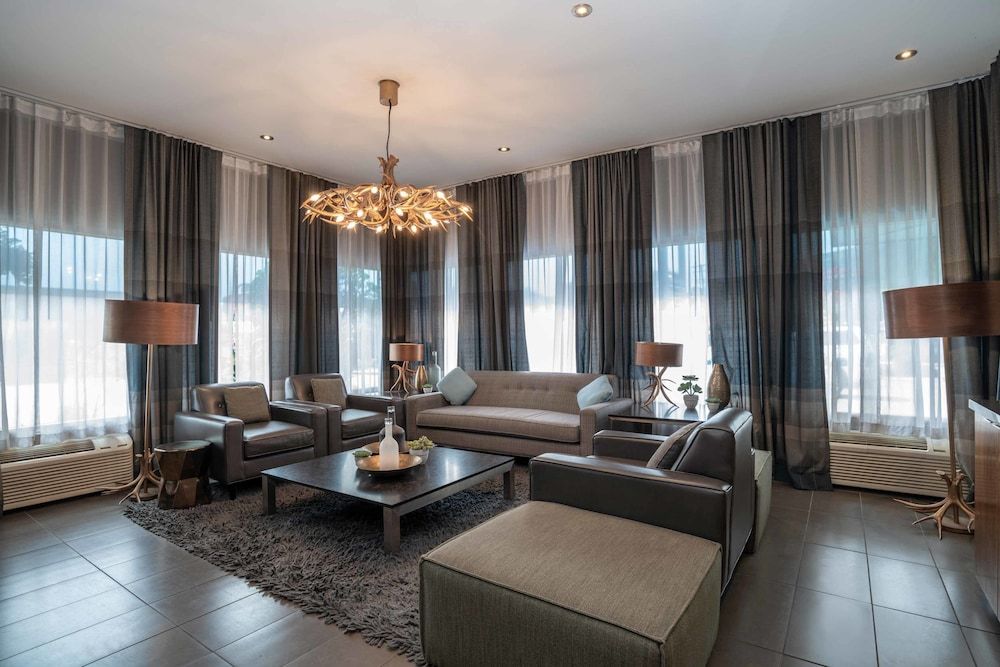 Sandman Hotel & Suites Vernon 2