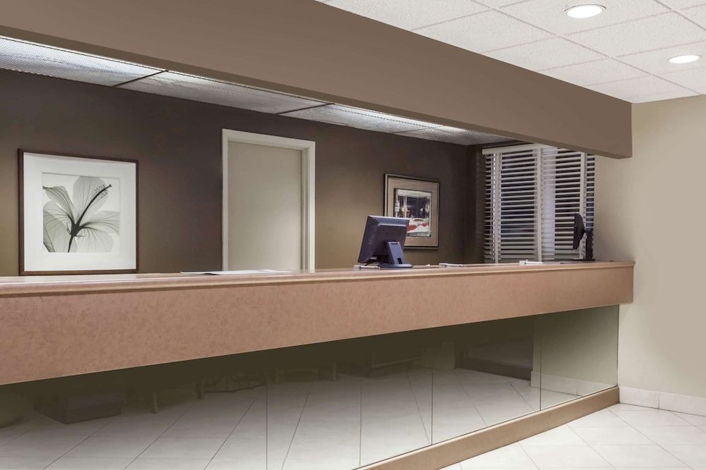 Howard Johnson by Wyndham Niagara Falls 2