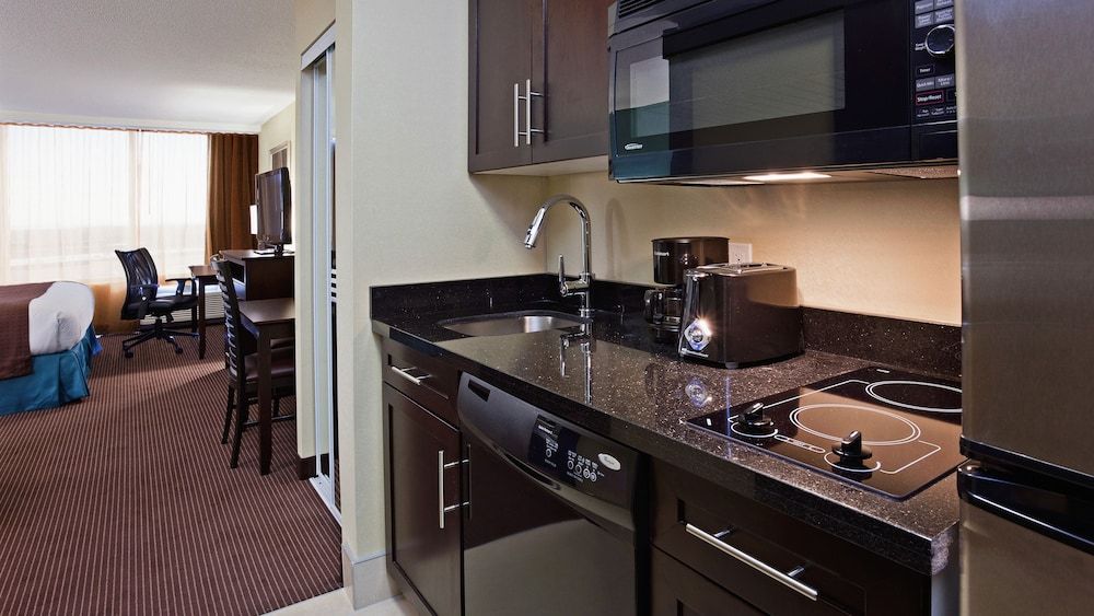 Holiday Inn & Suites Pointe-Claire Montreal Airport 2