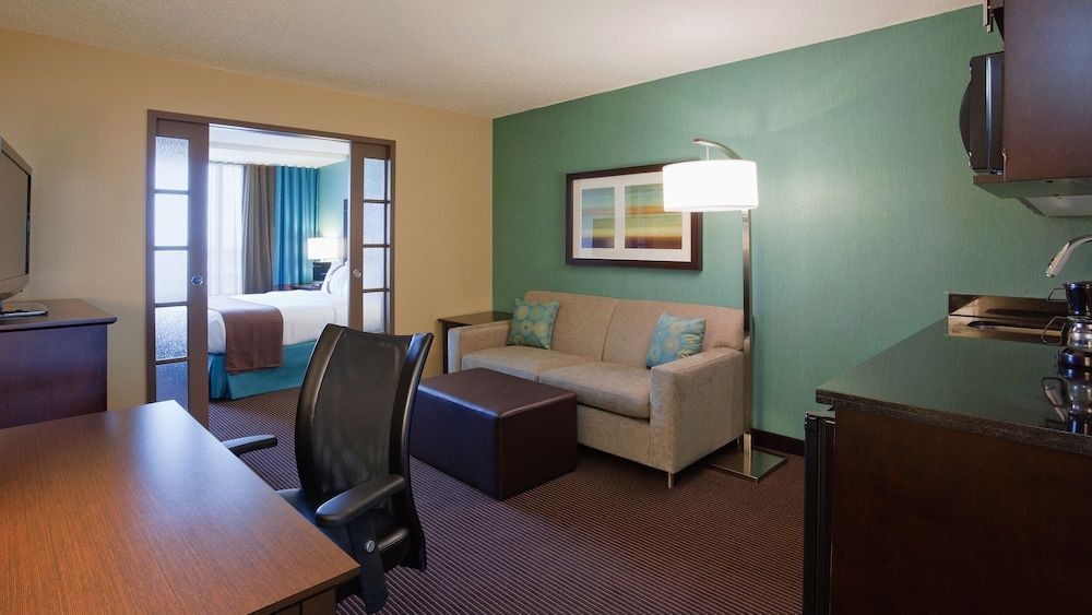 Holiday Inn & Suites Pointe-Claire Montreal Airport 3
