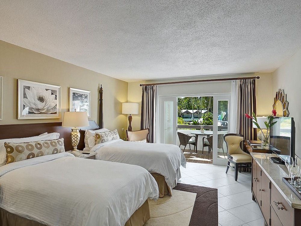 Colony Club by Elegant Hotels 2