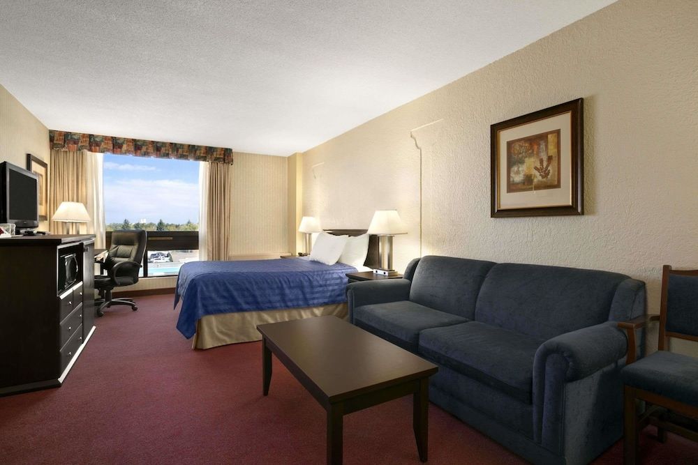 Ramada by Wyndham Lethbridge 3