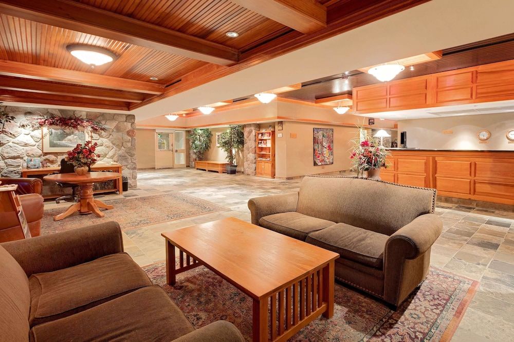 Ramada by Wyndham Pinewood Park Resort North Bay 3