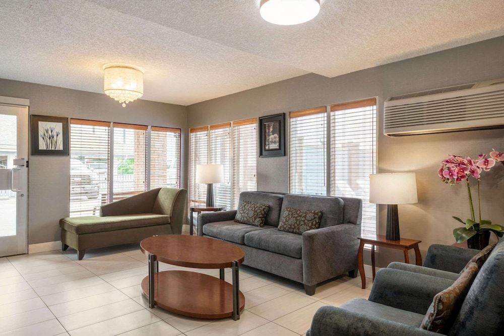 Travelodge by Wyndham Calgary South 2