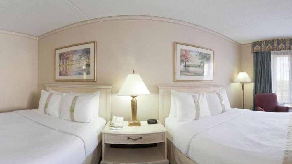 Ramada by Wyndham Trenton 3