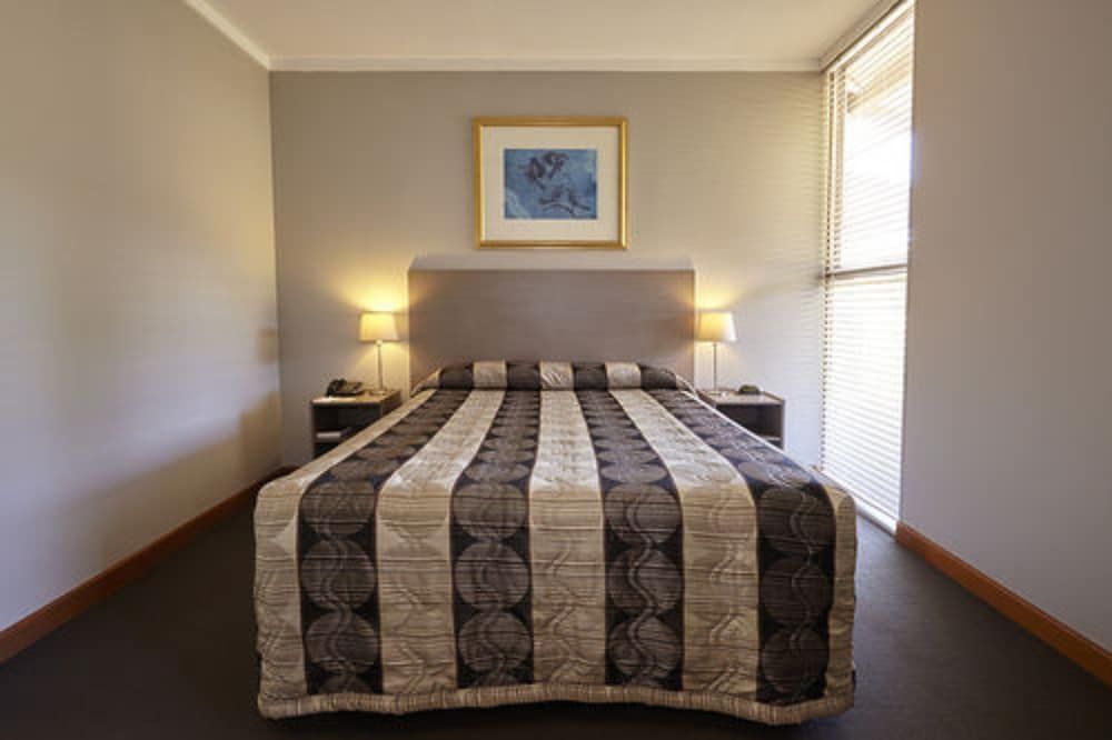 Seasons Hotel Newman 3