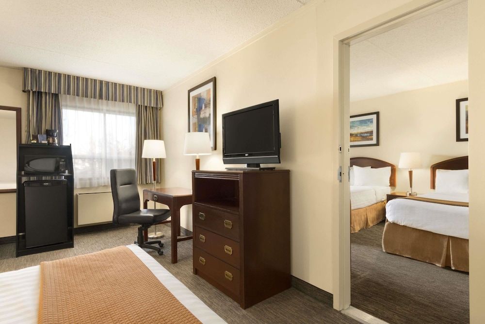 Travelodge by Wyndham Edmonton South 3