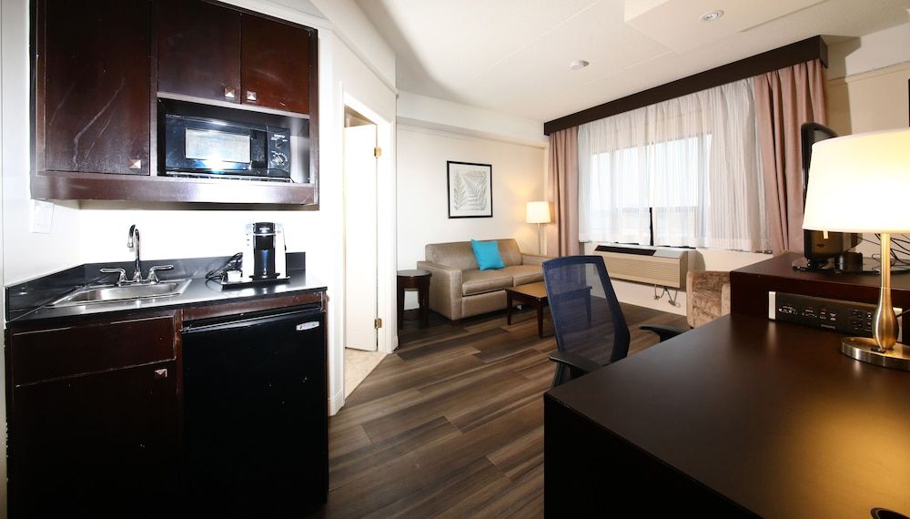 Holiday Inn & Suites Windsor Ambassador Bridge 2