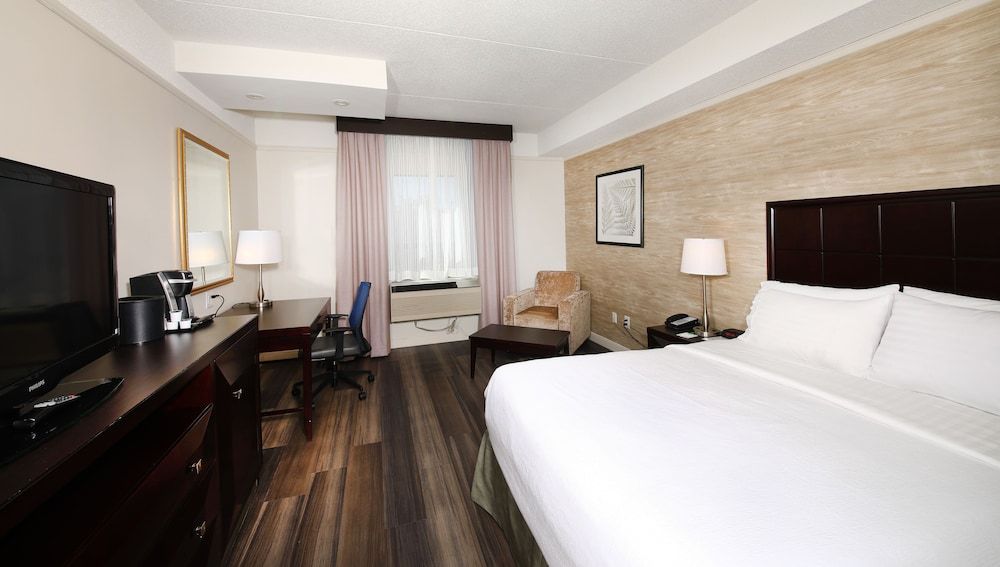 Holiday Inn & Suites Windsor Ambassador Bridge 3