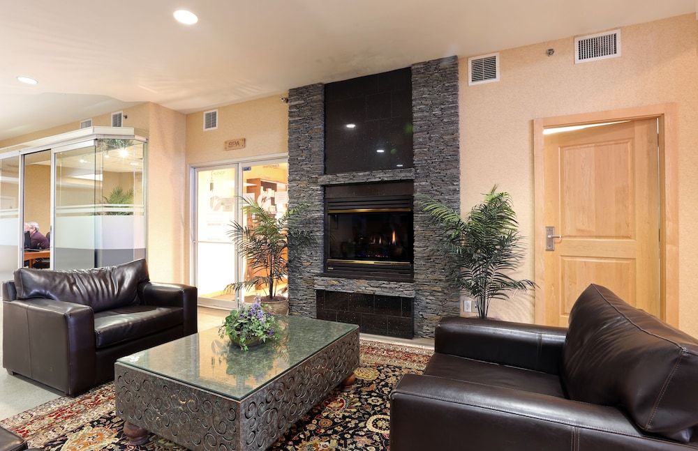 Best Western Plus Kelowna Hotel & Suites 2