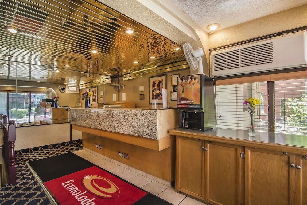 Econo Lodge Motel Village 2