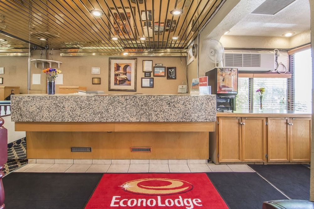 Econo Lodge Motel Village 3