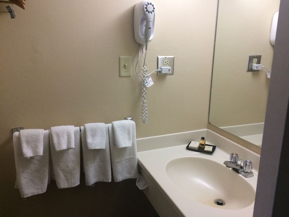 Greenwood Inn & Suites 3